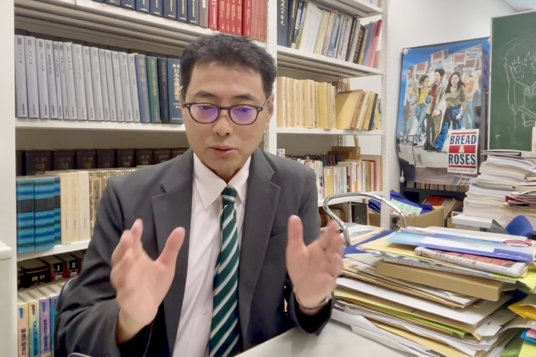インタビューを受ける兵頭教授