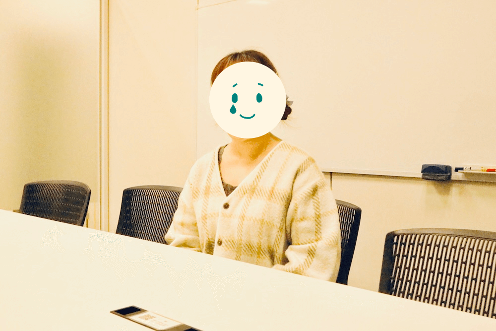 インタビューを受けるYさん