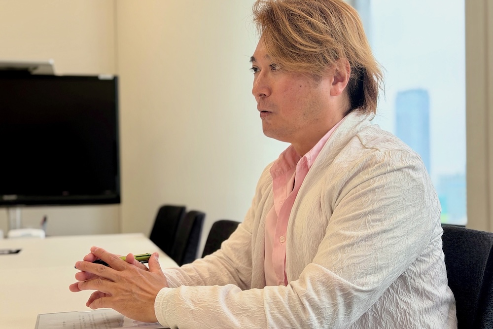 インタビューにこたえる服巻さん