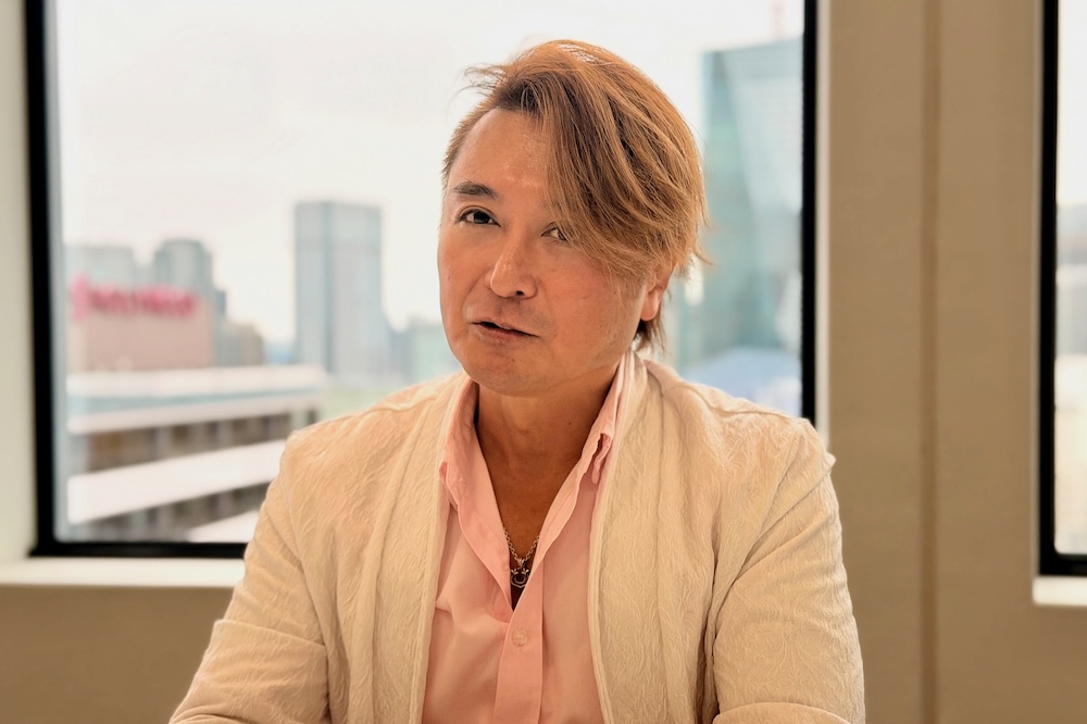 インタビューにこたえる服巻さん