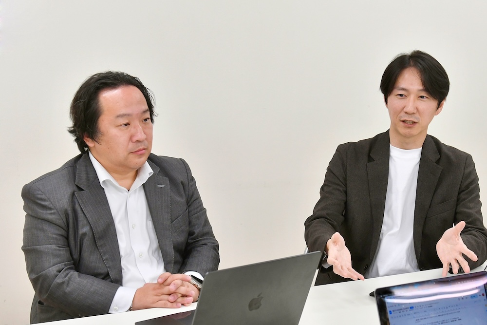 インタビューにこたえる墨田中央病院 理事・事務部長の小嶋さん、人事総務部長の塚越さん