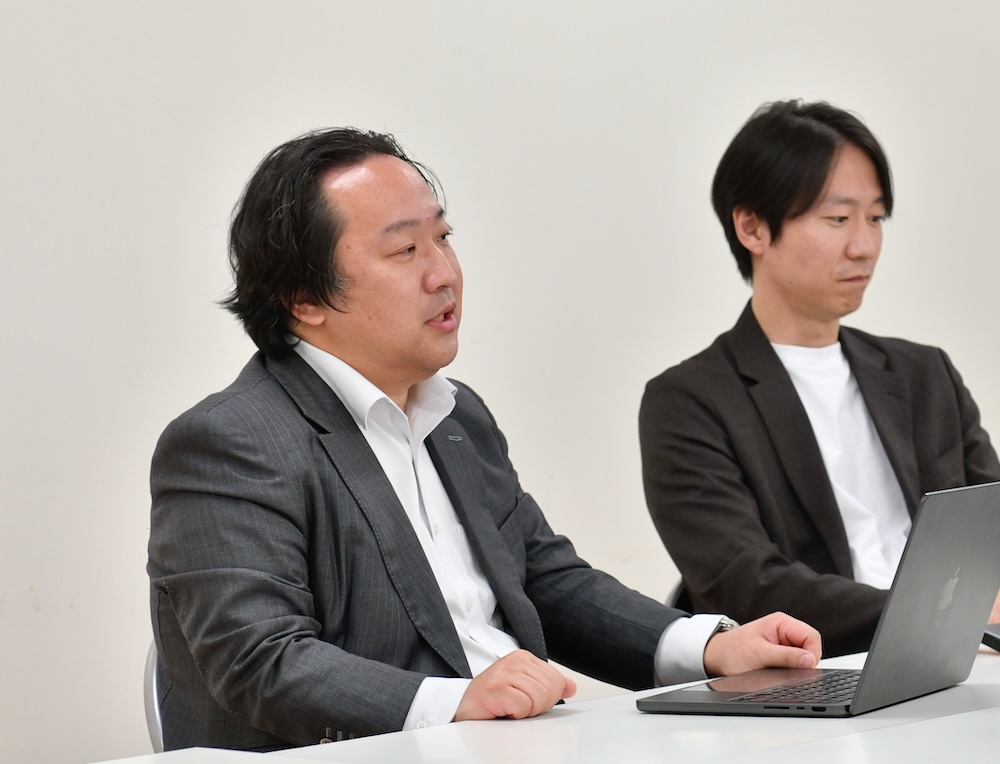 インタビューにこたえる墨田中央病院 理事・事務部長の小嶋さん、人事総務部長の塚越さん