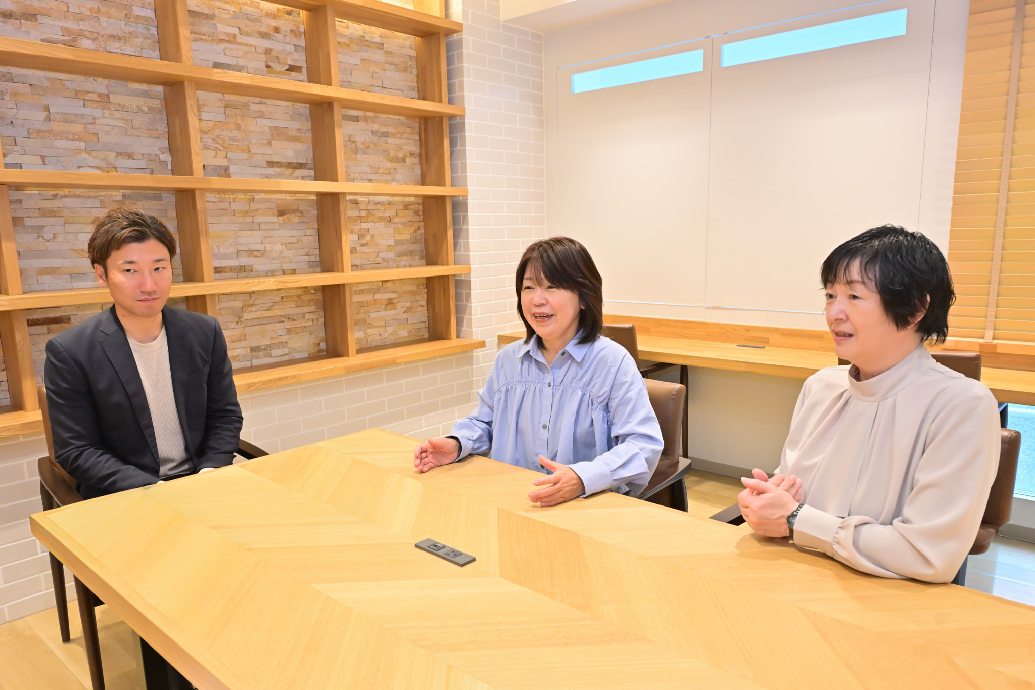 インタビュー中の中井さん・伊東さん・高橋さん