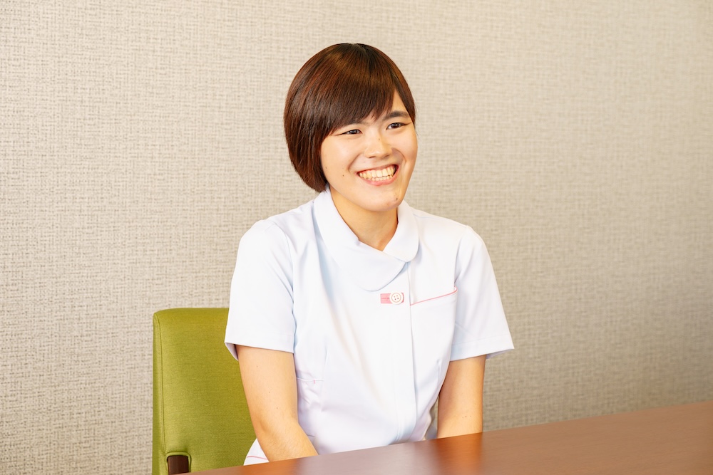 インタビューにこたえる堂原さん