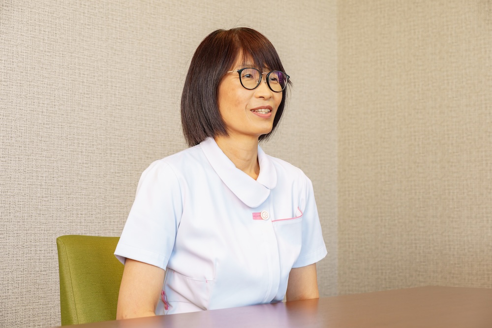 インタビューにこたえる新垣さん