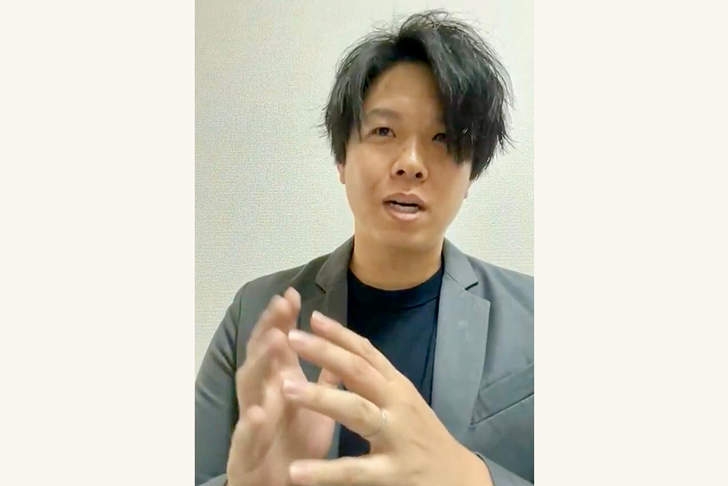 インタビューを受ける長尾さん