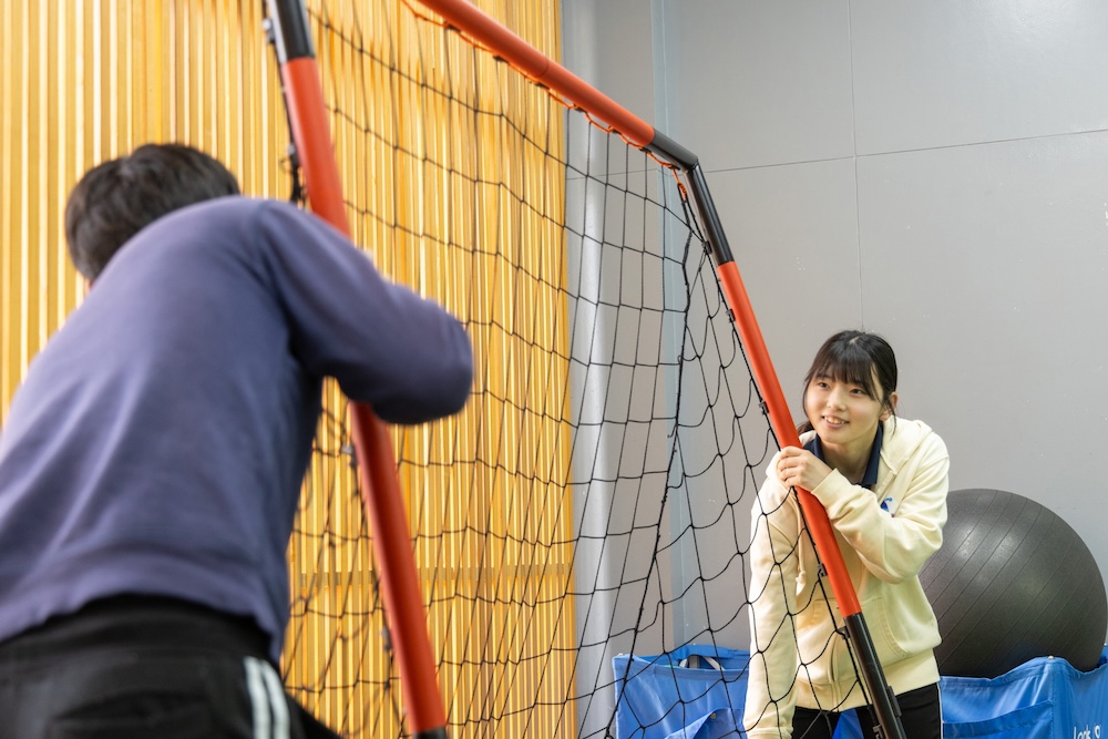 業務中にサッカーゴールを移動させる北村さん
