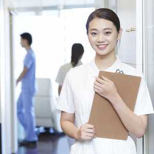 【2019年最新版】看護助手(看護補助者)の仕事内容、なり方、給料などを徹底調査!