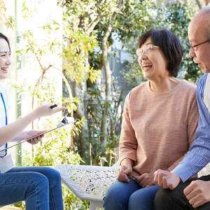 【2019年最新版】社会福祉士の仕事内容、なり方、年収、国家試験の合格率などを調査!
