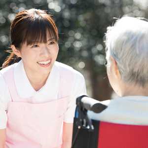 【2020年最新版】介護福祉士とは?受験資格、合格率、仕事内容、給料などを徹底調査!