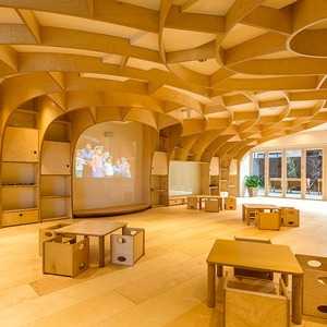 一級建築士のママ社員が設計 “親子の木”が支え合う「ひばりの保育 仙川のいえ」