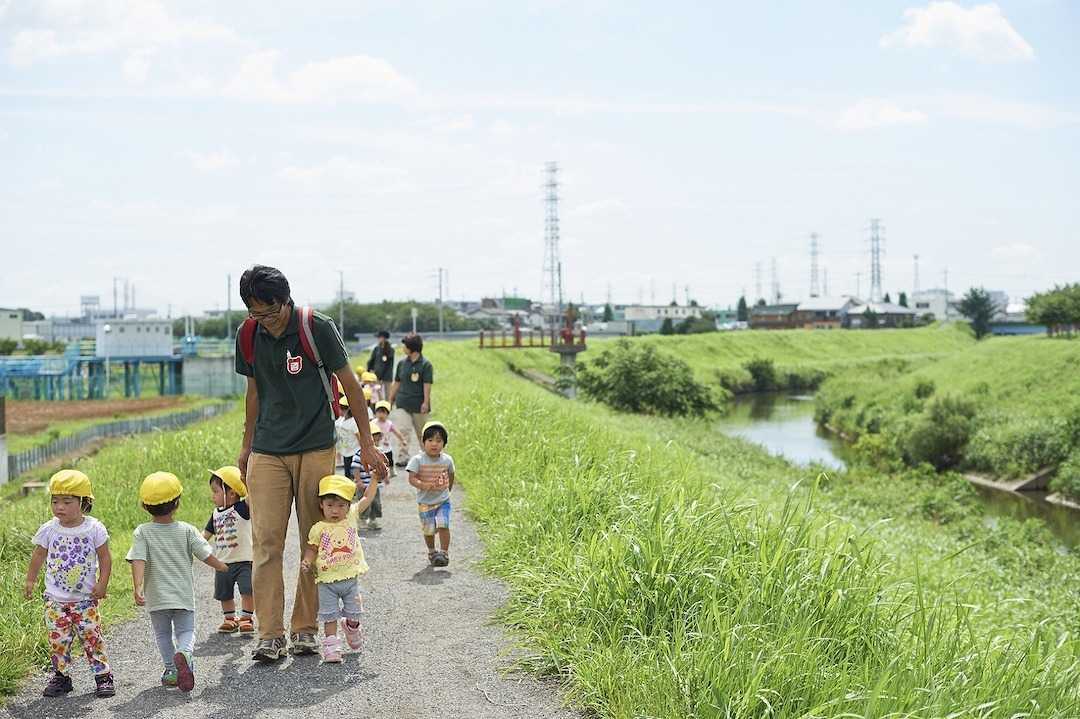 中里どろんこ保育園 散歩の様子