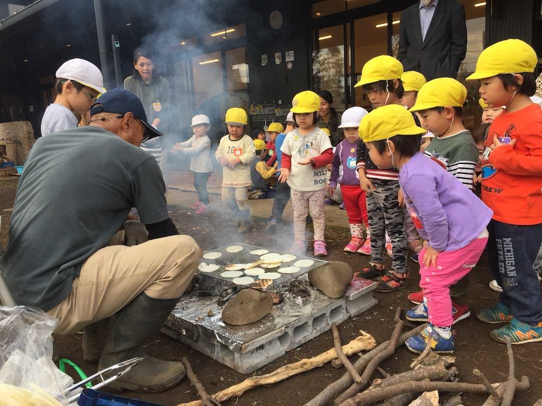 中里どろんこ保育園 焚き火の様子