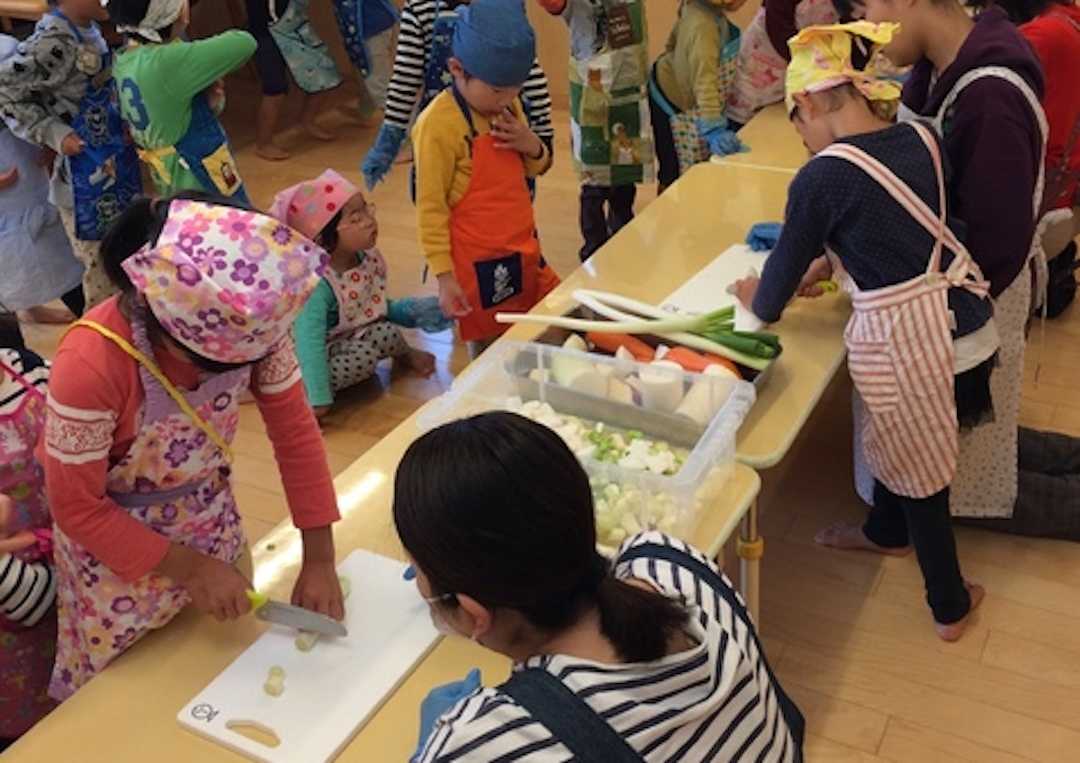 中里どろんこ保育園 さつまいも汁作りの様子