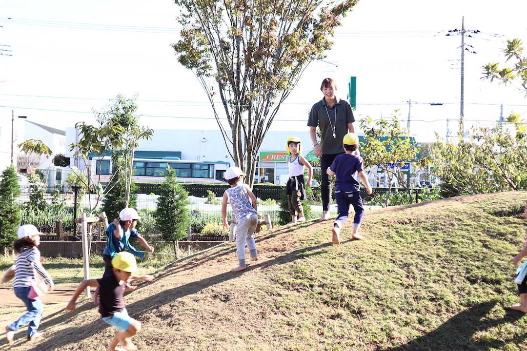 中里どろんこ保育園 園庭で遊ぶ様子