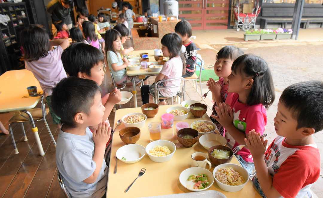 中里どろんこ保育園 縁側給食の様子