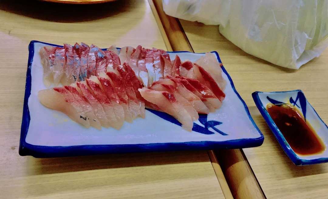 自分たちで釣った刺し身