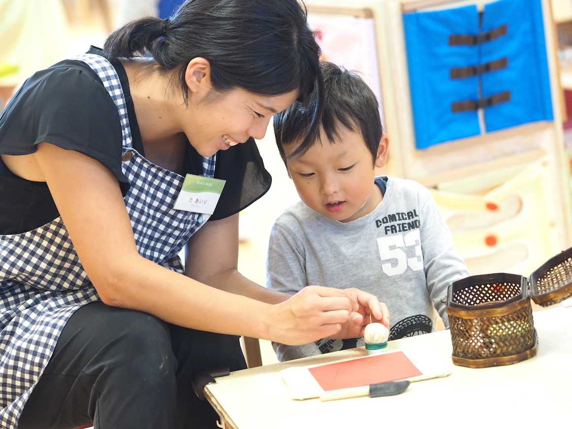 ピースボート子どもの家 先生と子ども