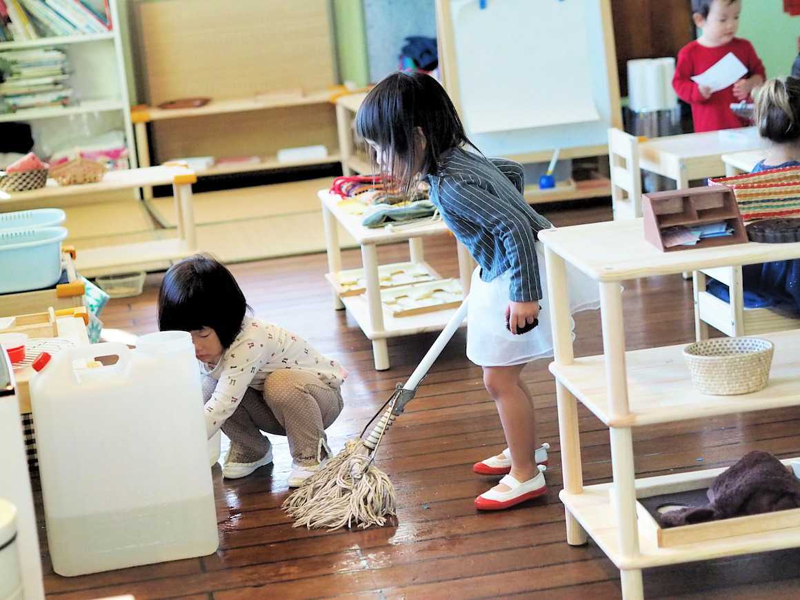 ピースボート子どもの家 床掃除の様子