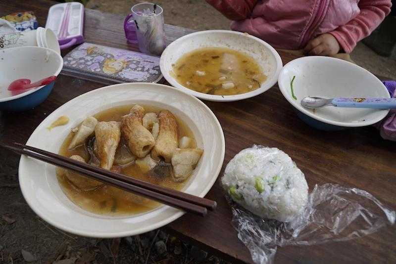 お山の教室食事風景2