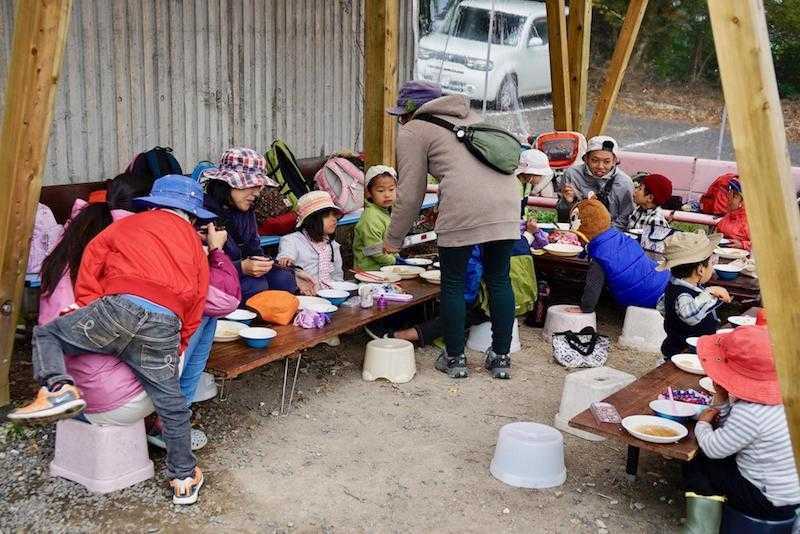 お山の教室食事風景