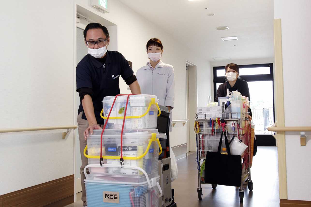 医療法人社団高輪会の訪問歯科診療の様子"
