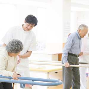 老健(介護老人保健施設)とは? 施設要件、特徴、スタッフの仕事内容・給与などをまとめました