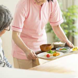 サ高住(サービス付き高齢者向け住宅)とは? 設置基準、戸数、仕事内容、給料、ほかの高齢者施設との違いをまとめました