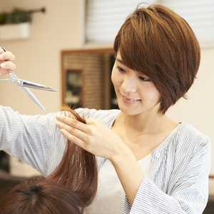 【2020年最新版】美容師の仕事、なり方、働く場所、給料、将来性は?
