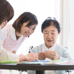 ショートステイ(短期入所生活介護・短期入所療養介護)とは? 仕事内容、給与、施設の種類・特徴、利用状況などをまとめました