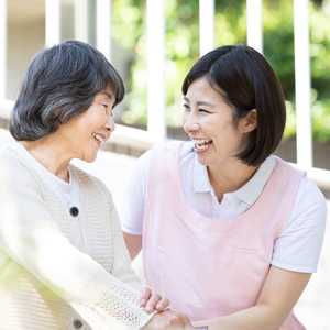 小規模多機能型居宅介護とは? 主な特徴、利用条件、スタッフの仕事内容・やりがい・給料などを紹介