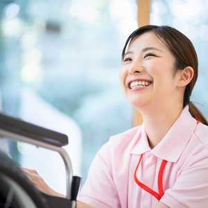 看護小規模多機能型居宅介護(かんたき)とは? 主な特徴、利用条件、スタッフの仕事内容・給料などを紹介