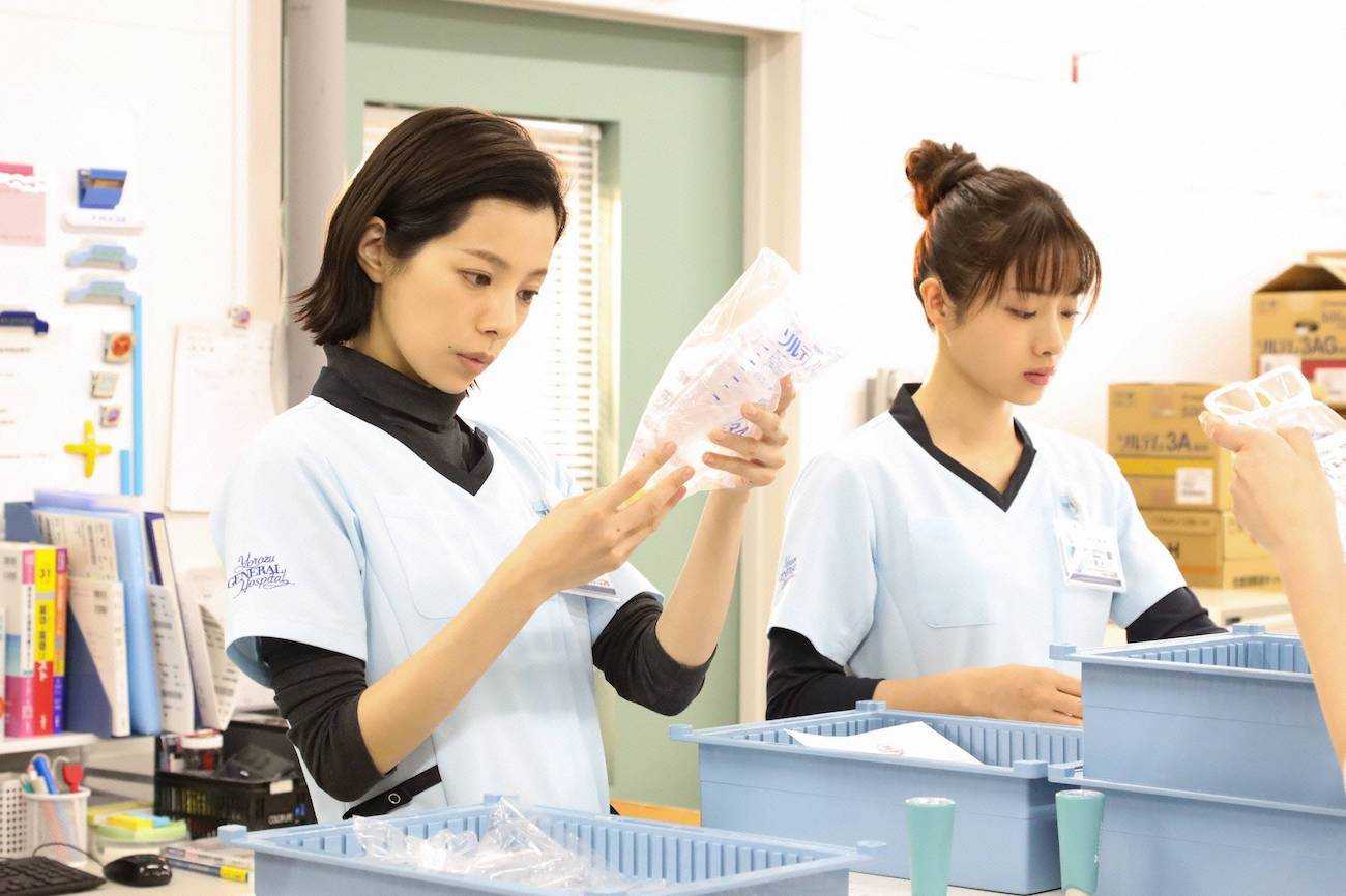 『アンサング・シンデレラ』調剤した薬の確認をする様子