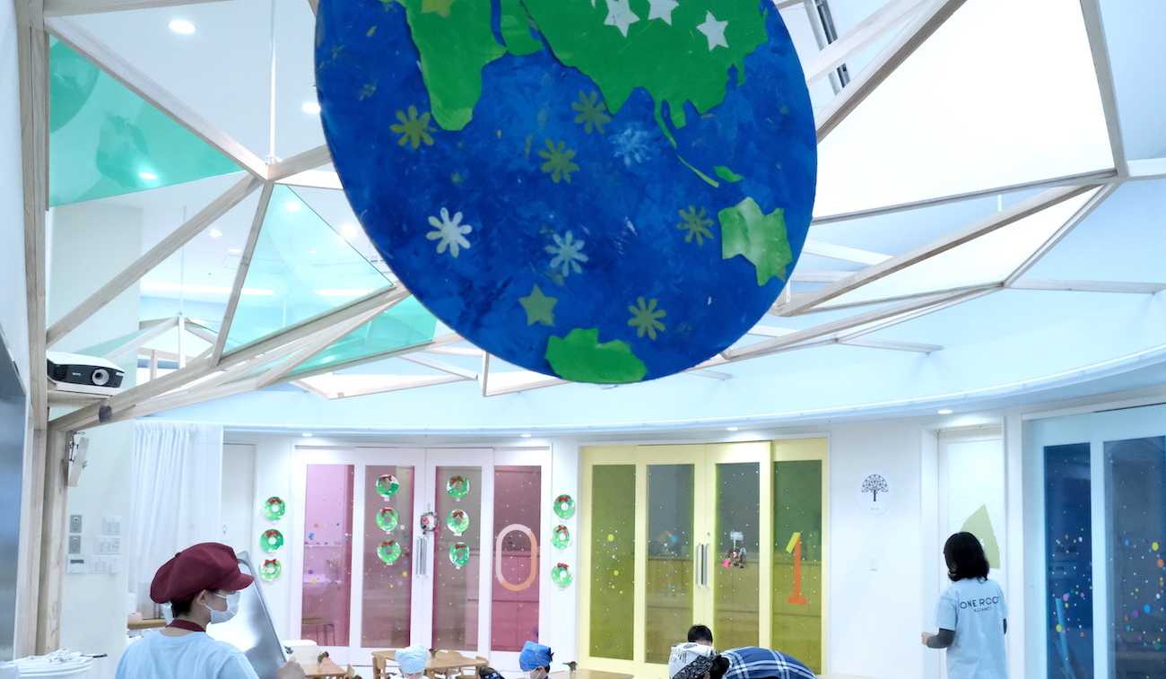 花房山目黒駅前保育園333 ホールの天井に飾られた大きな地球のアート