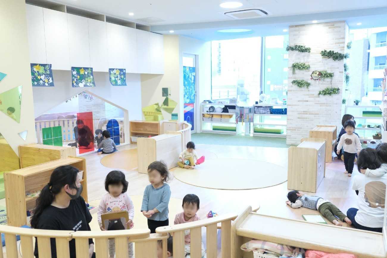 花房山目黒駅前保育園333 1歳児室の様子