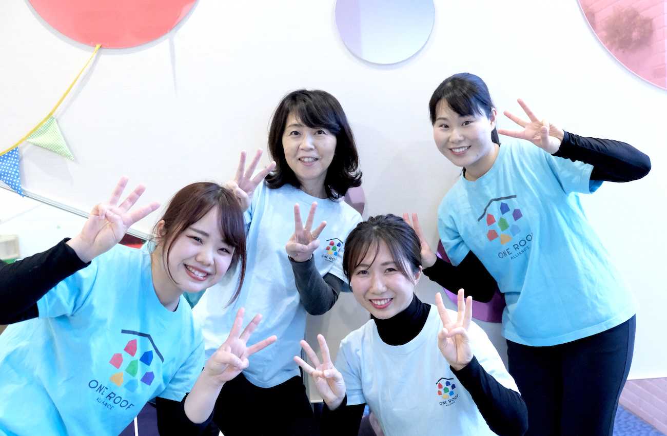 東京児童協会「花房山目黒駅前保育園333」園長・保育士の集合写真