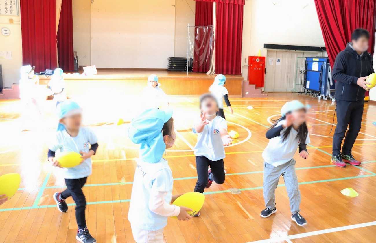 花房山目黒駅前保育園333 ラグビーのレクチャーの様子