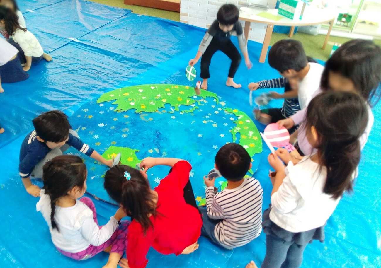 花房山目黒駅前保育園333 子どもたちが地球を制作している様子