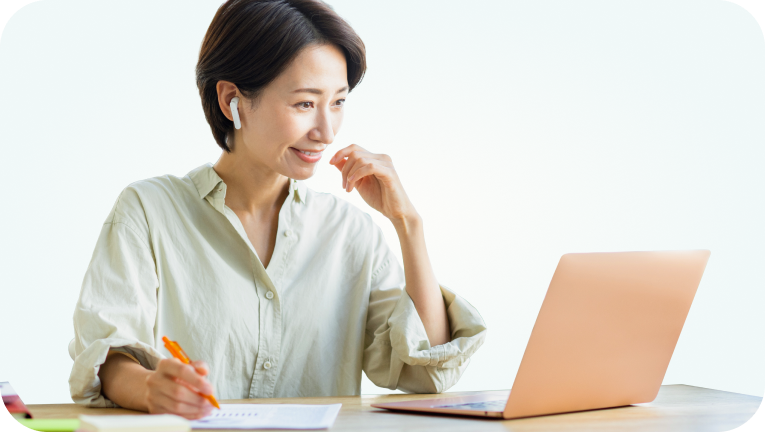 ビデオ通話でエージェントとやり取りをしながら、メモをとっている様子。