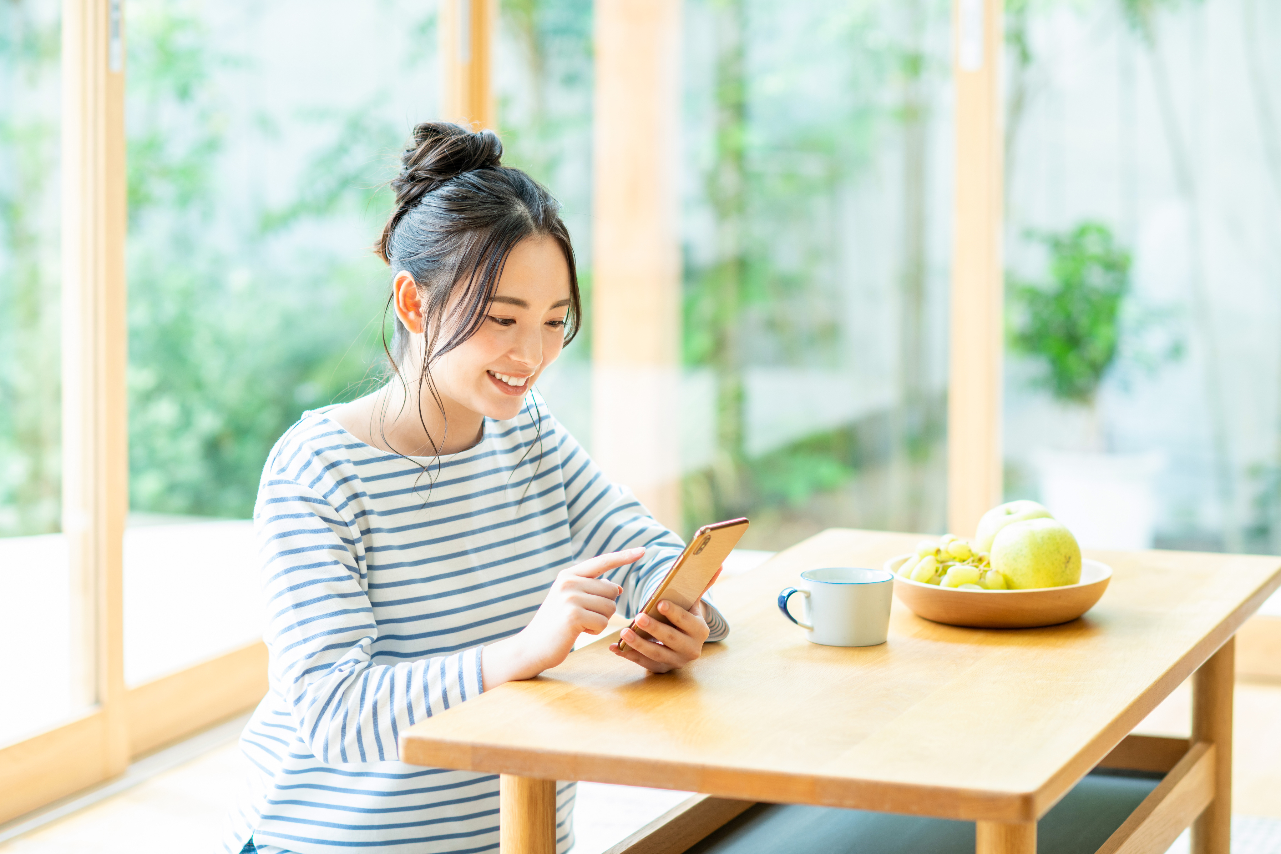 通知を受け取り、スマートフォンを操作している様子。