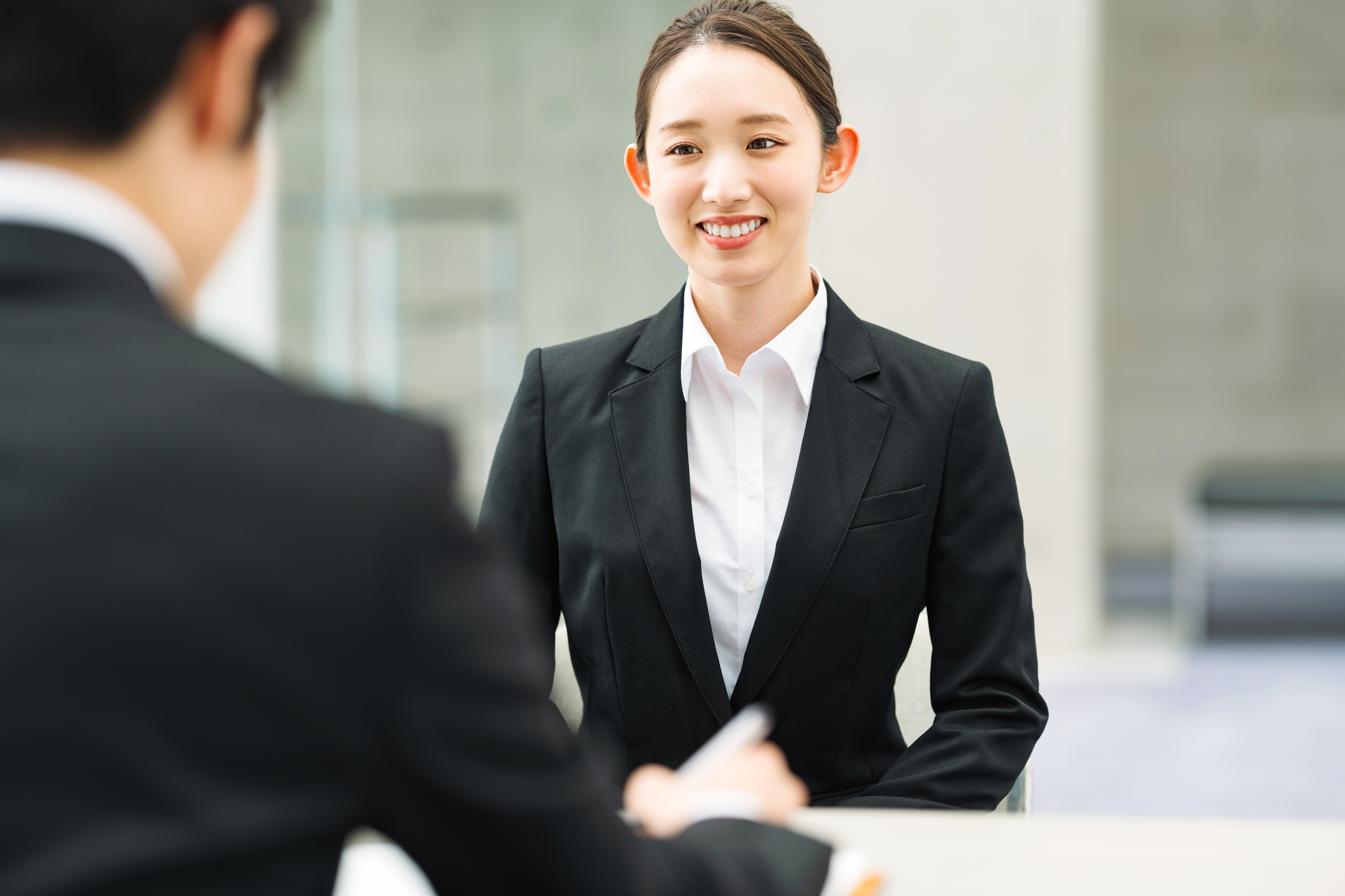 事業所の担当者と対面面接をしている様子。