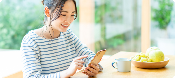 スマートフォンで仕事探しをしている写真。