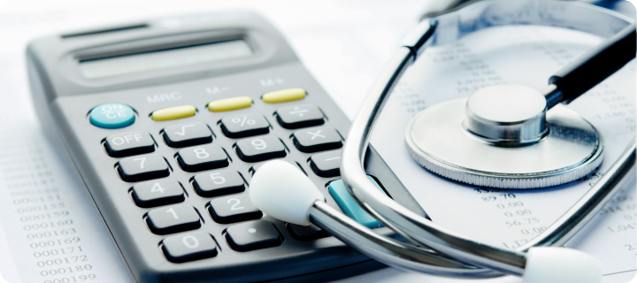 コストを算出する電卓と医療現場の聴診器の写真。医院や事業所の経営面での課題を示唆。